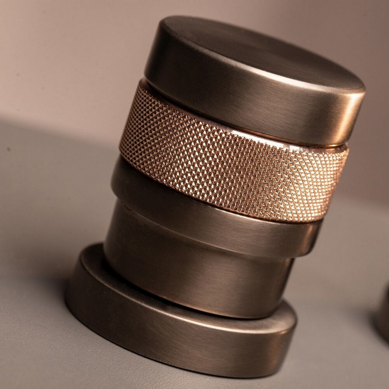 Officina Nicolazzi Khady Groupe de bain avec douche extérieure duplex