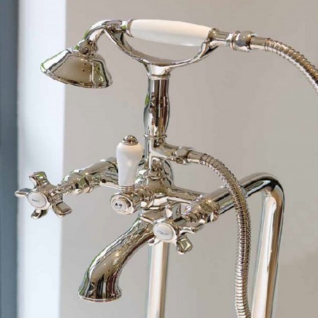 Officina Nicolazzi Tradizionale, Outdoor bathtub with shower unit