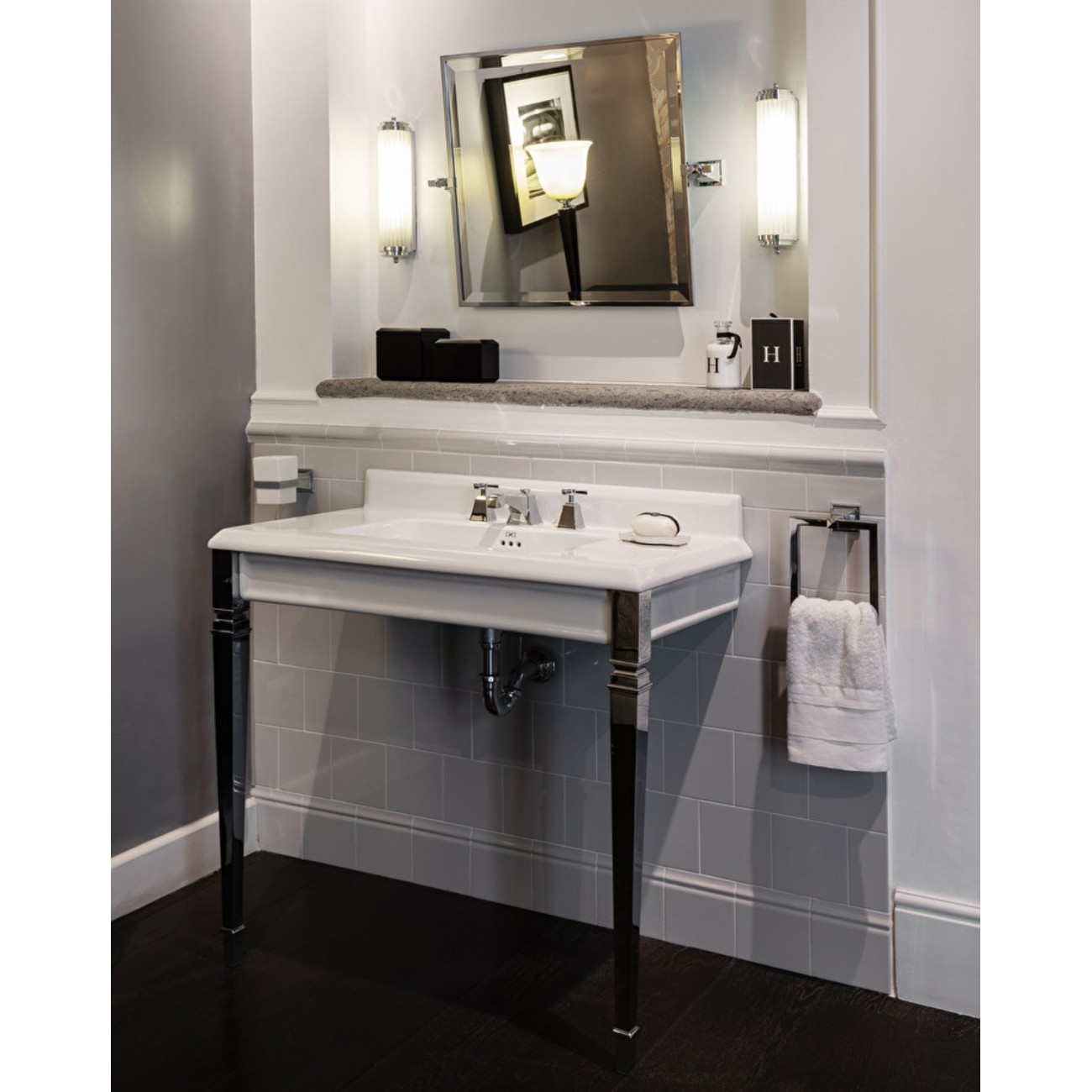 Devon&Devon Premiere, Consolle con piano in ceramica bianca e gambe in metallo