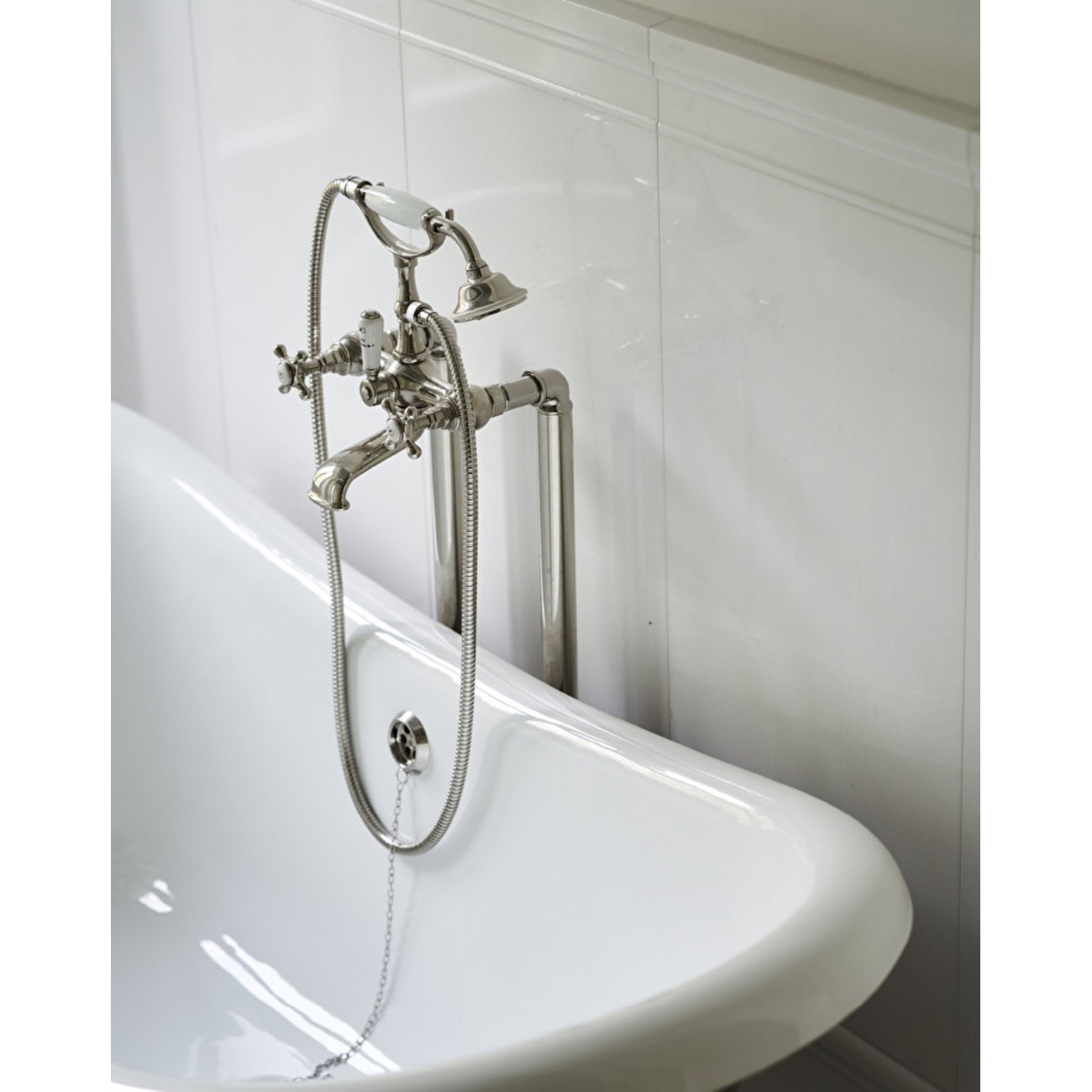 Devon&Devon Austin, Tank assembly for pool edge mounting with shower and hose