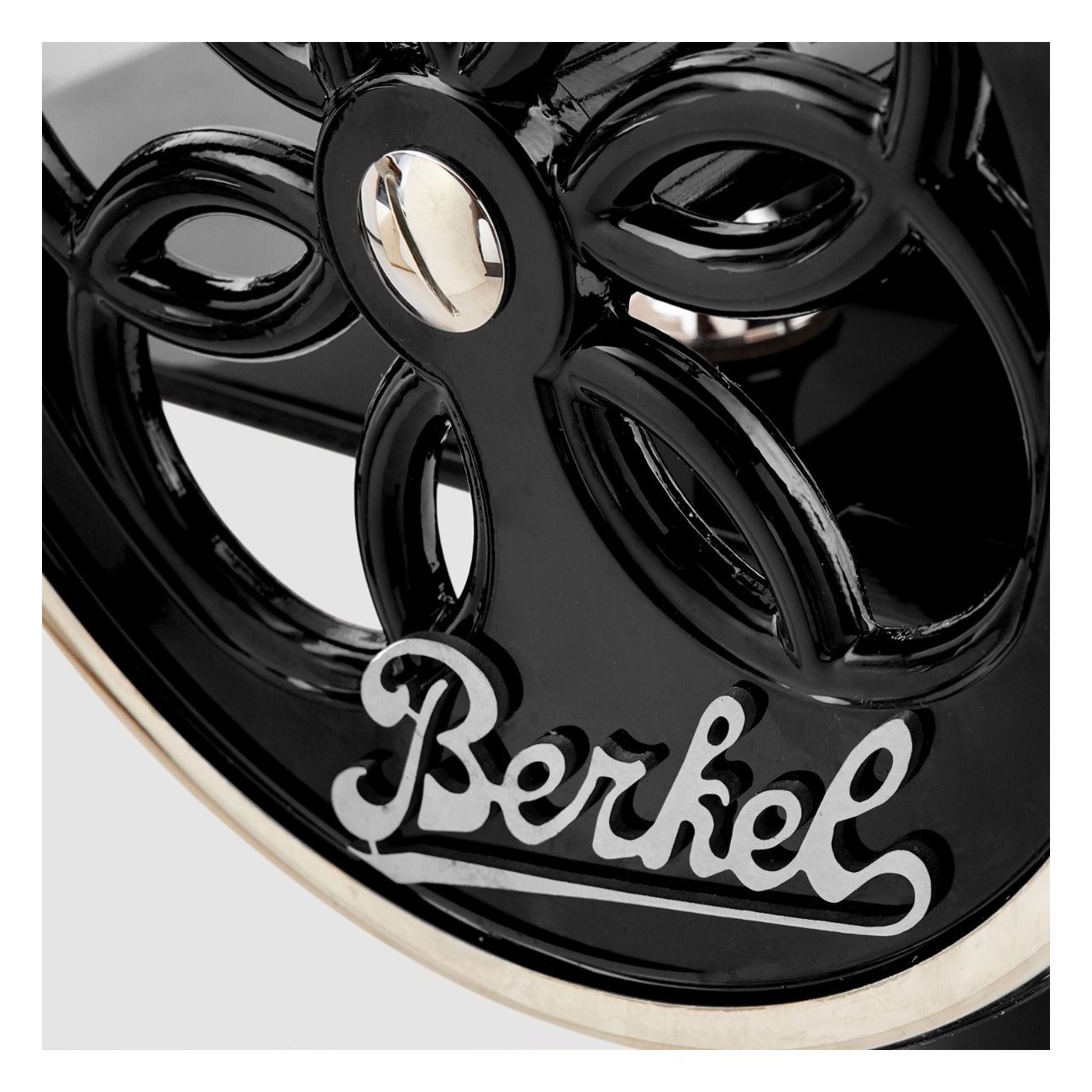 Socle Noir pour trancheuse manuelle à volant B2