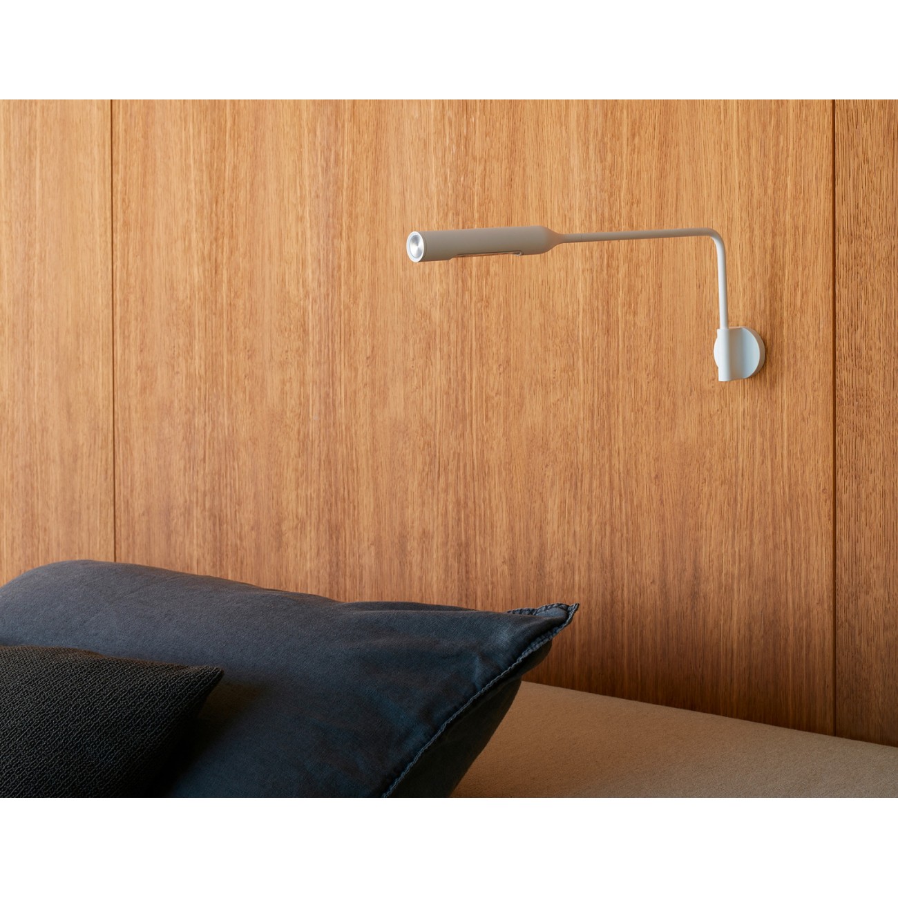 Lumina Flo Wall , Wall lamp with visible power supply