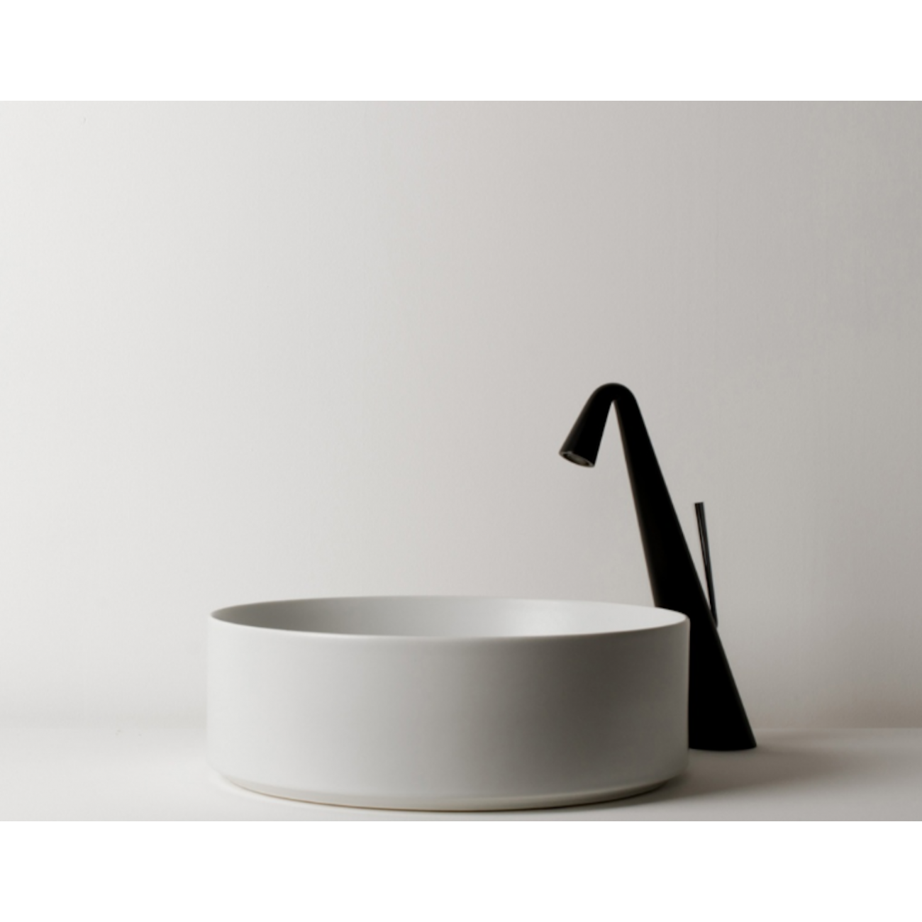 VALDAMA Track -  Ceramic countertop washbasin Ø40 h14 round