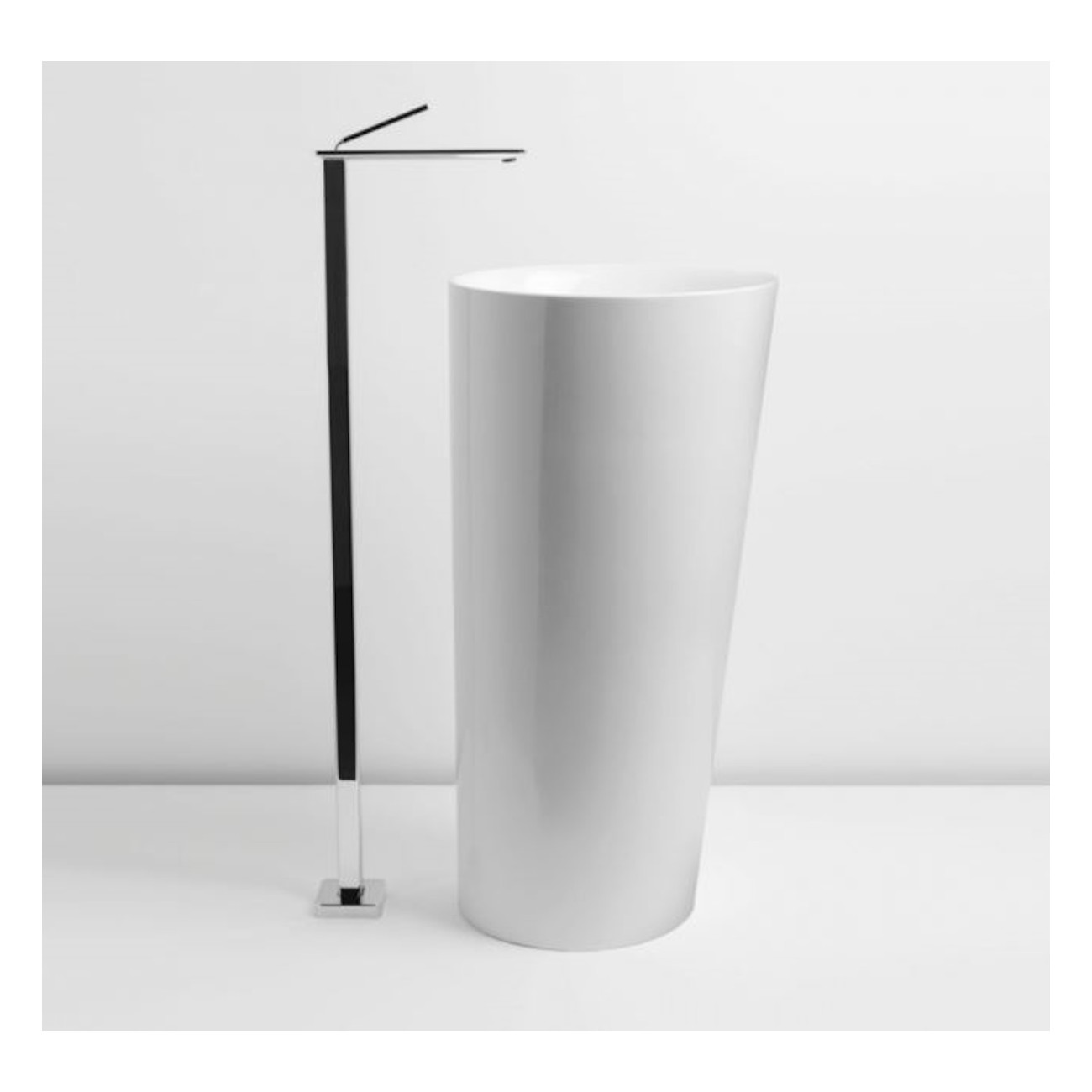 VALDAMA Il - Freestanding ceramic sink with floor drain.