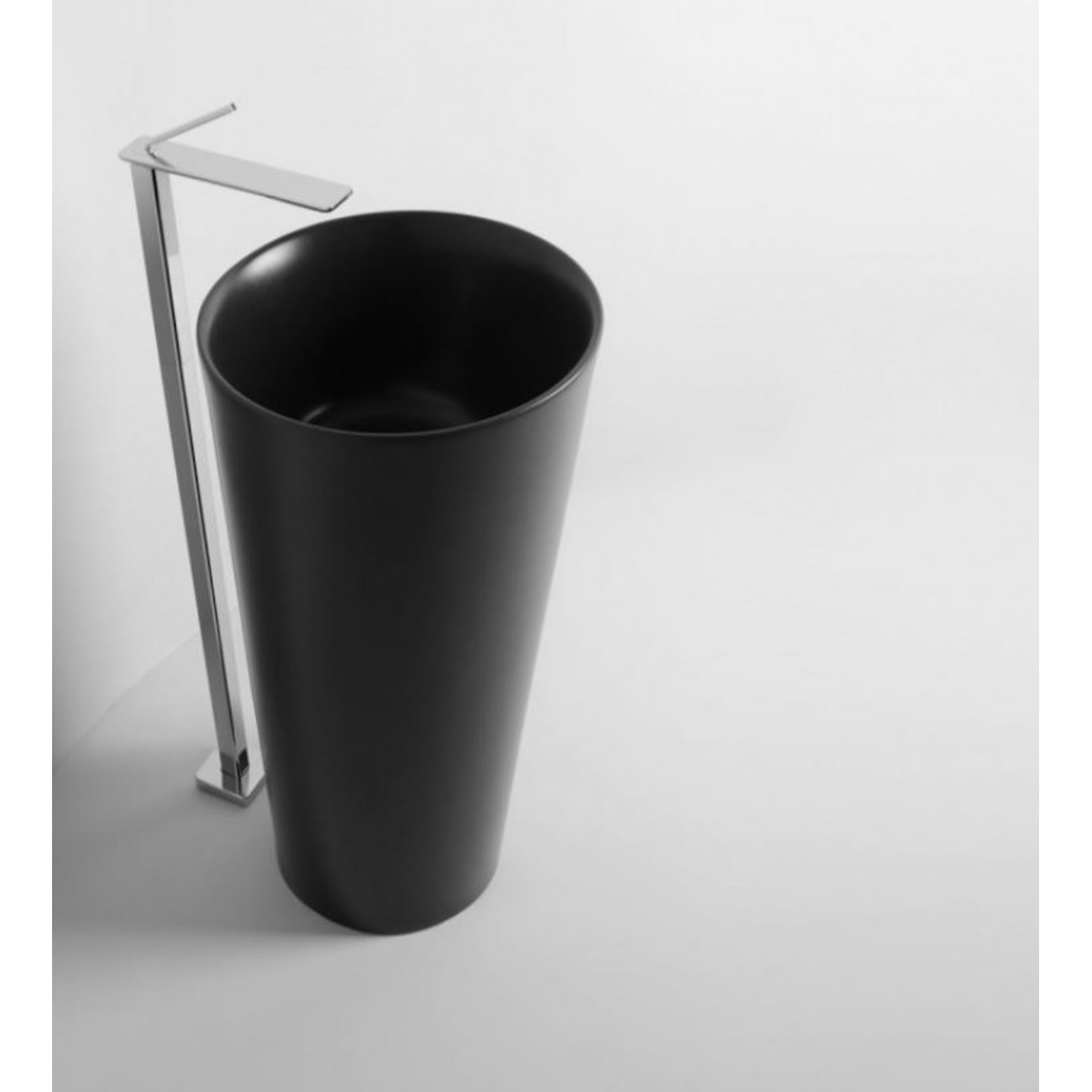 VALDAMA Il - Freestanding ceramic sink with floor drain.