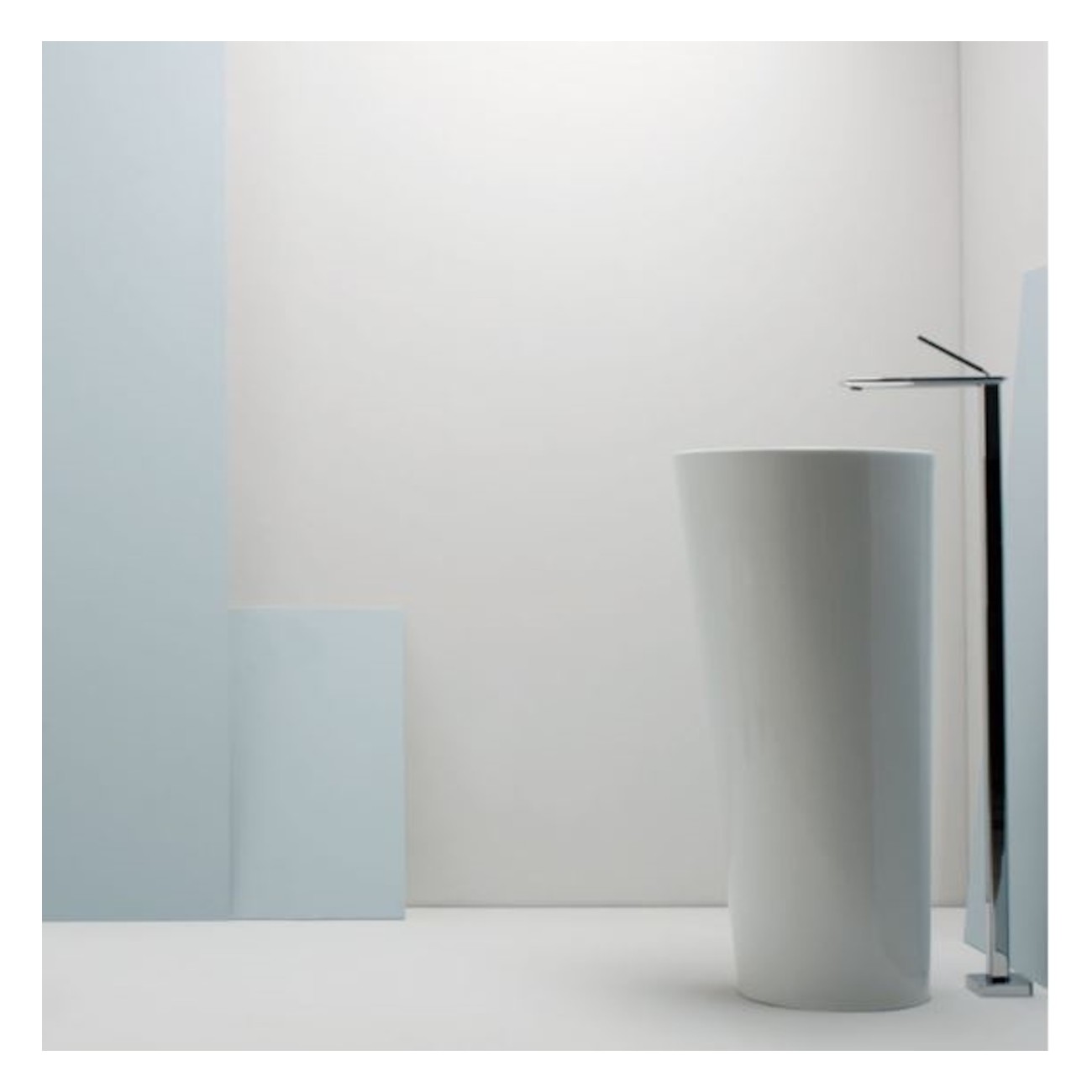 VALDAMA Il - Freestanding ceramic sink with wall/ floor drain.