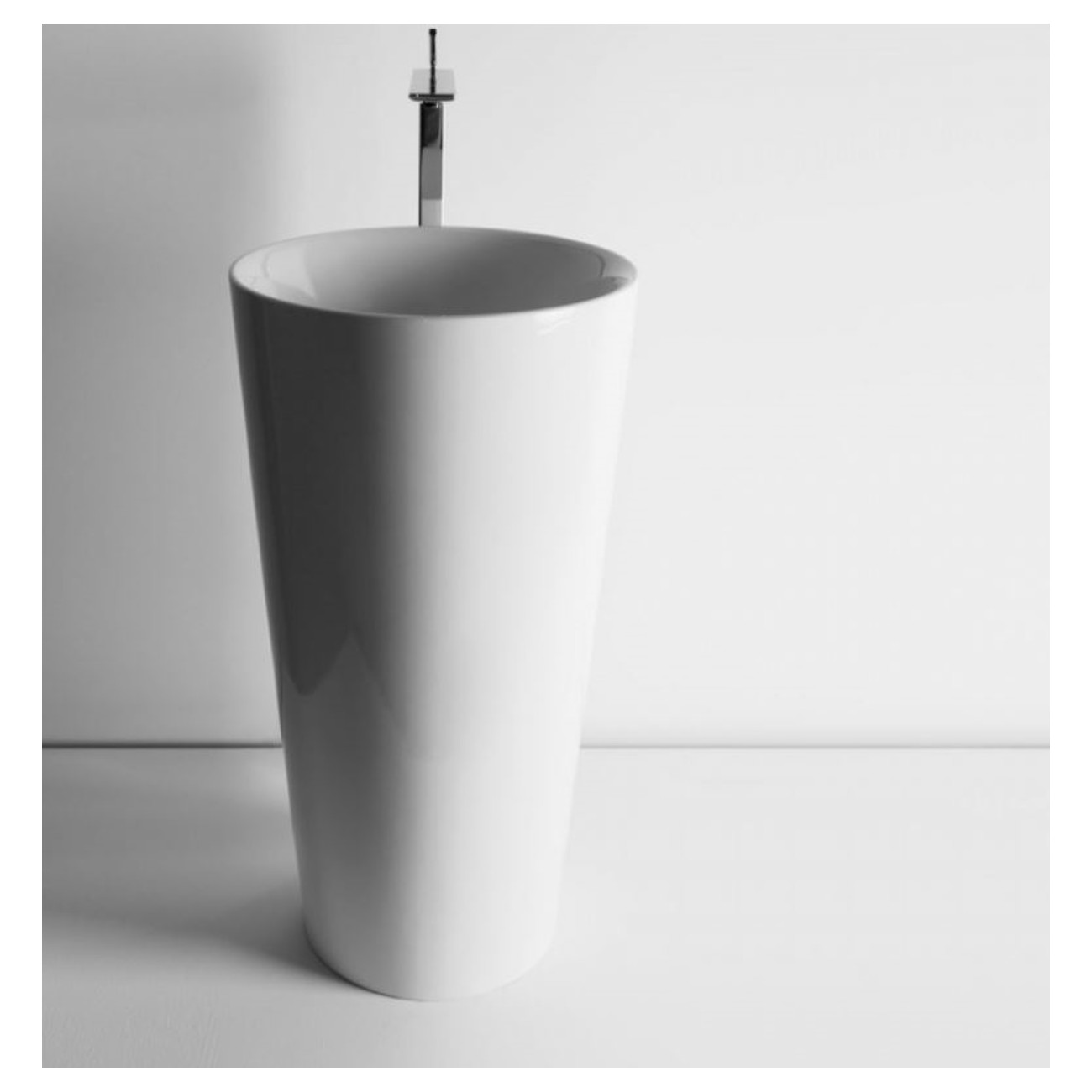 VALDAMA Il - Freestanding ceramic sink with wall/ floor drain.