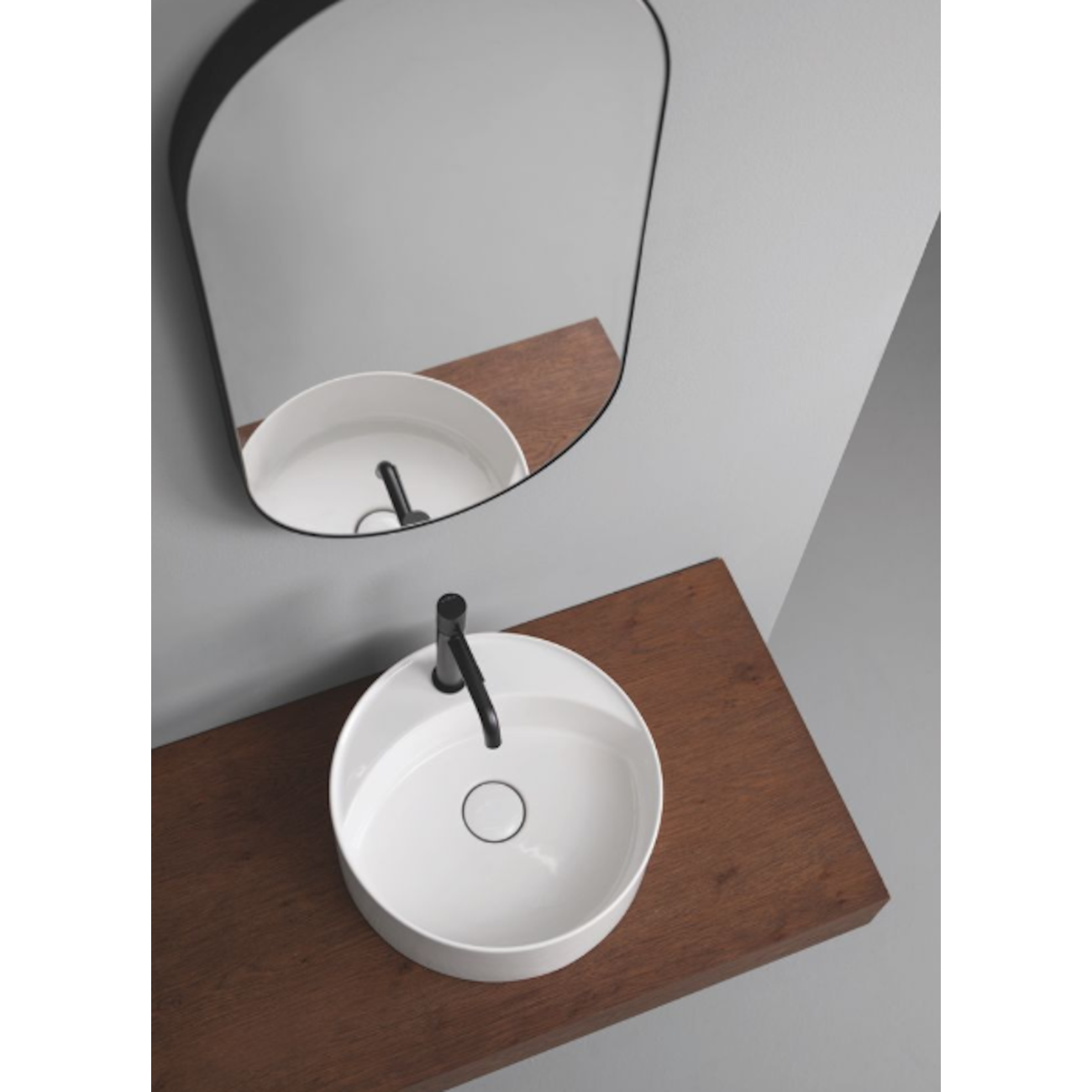 AXA - MATE+ Lavabo appoggio con piano rubinetteria