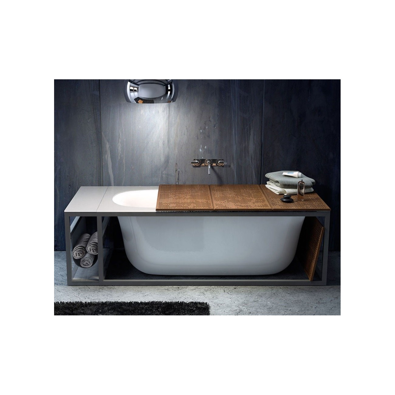 Glass 1989 Naked bathtub with visible frame and tempered glass top