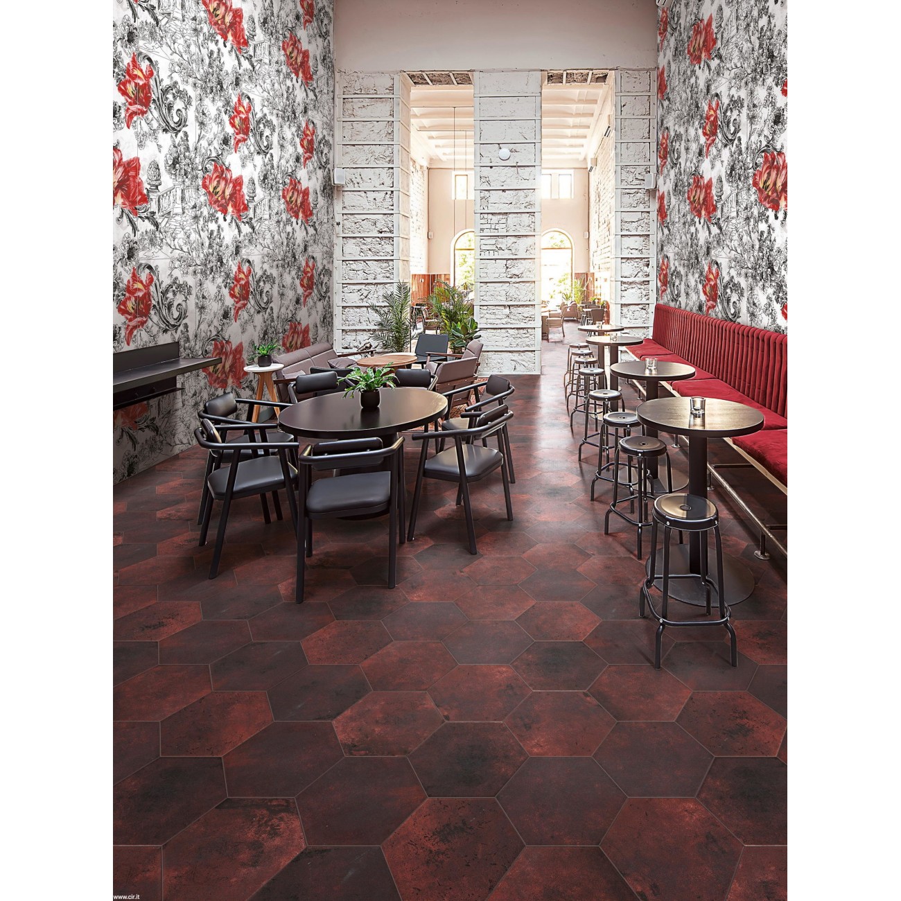 Cir shoWall ROMEO AND JULIET WALL 16